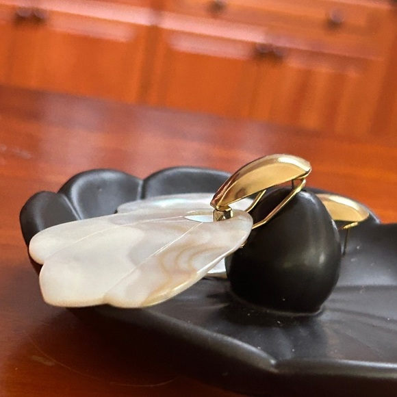 Gorgeous White Abalone Shell Earrings Gold Excellent - Picture 9 of 14